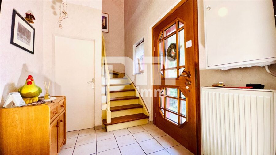 Modernisiertes Einfamilienhaus auf riesigem Grundstück mit Carport und Nebengebäude - EG Windfang / Treppenaufgang